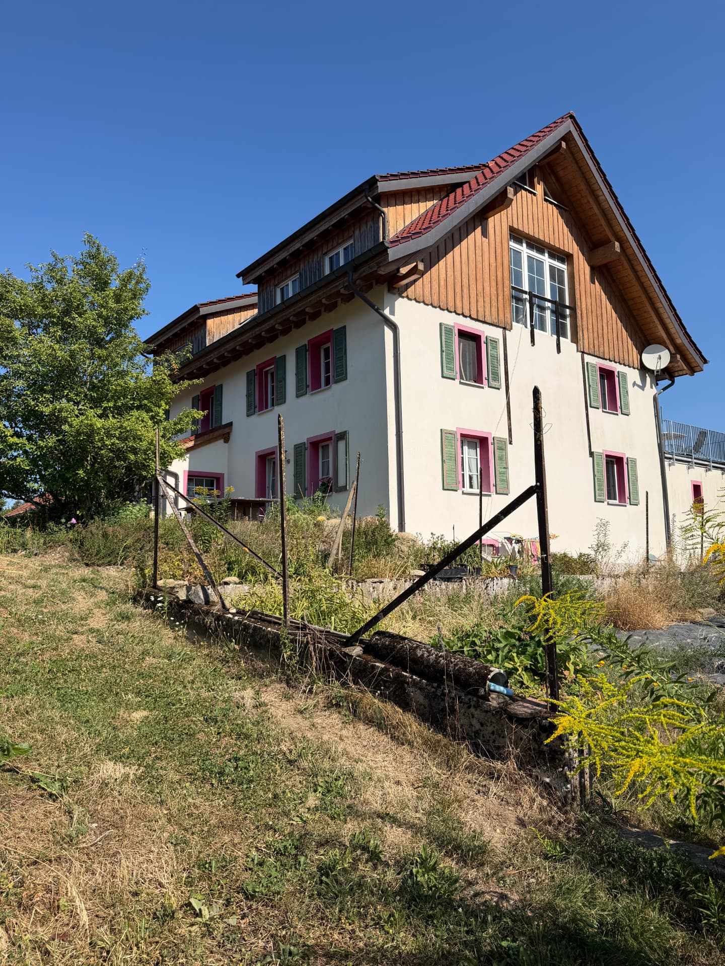 Haupthaus von Hof Langenmoos mit charakteristischen Fensterläden